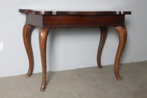 Antike römische Konsole/ kleiner Tisch aus massivem Nussbaumholz, Louis XV, Mitte des 18. Jahrhunderts. Maße: 105 x 57 Höhe 74 cm.